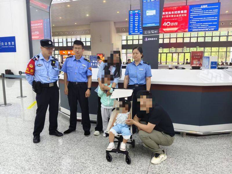 父母睡过头5岁哥哥带2岁妹妹独自下高铁<strong></p>
<p>虚拟币app</strong>，民警陪伴等待家长返回