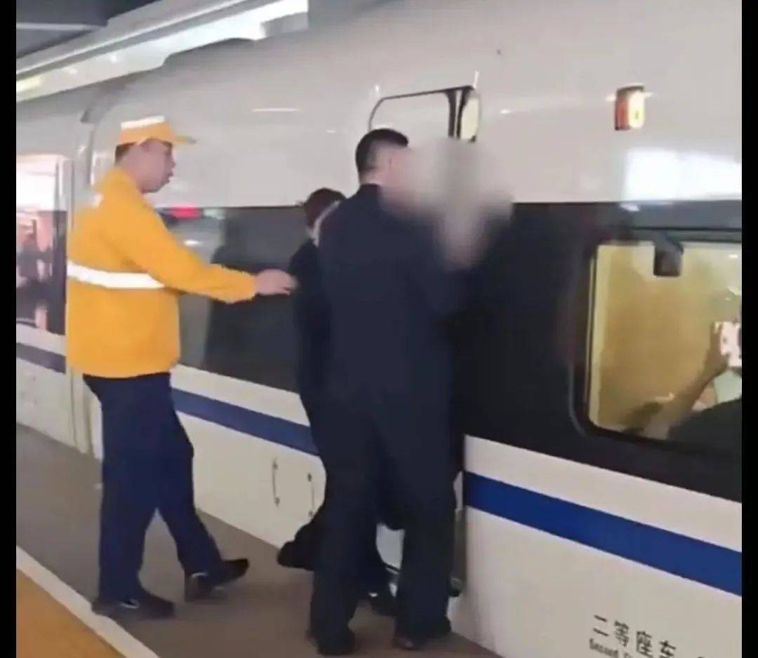 上海虹桥站有旅客扒车门<strong></p>
<p>虚拟币 ICO</strong>？铁路上海站回应：系身体不适