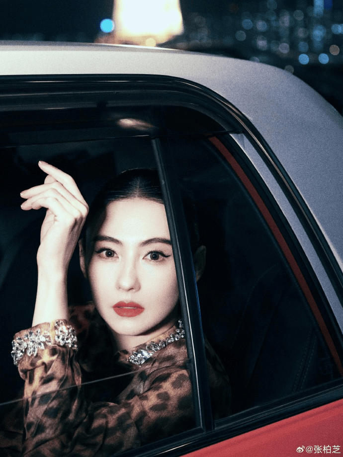 张柏芝身穿豹纹装<strong></p>
<p>虚拟币薅羊毛</strong>，时隔26年再现我养你名场面！烈焰红唇太抢镜