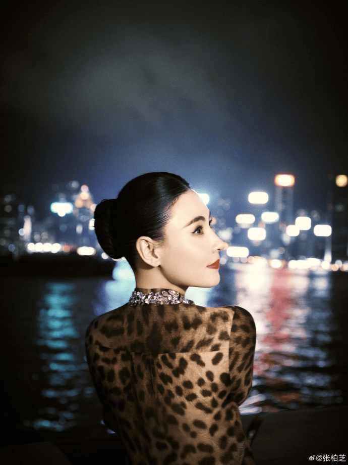 张柏芝身穿豹纹装<strong></p>
<p>虚拟币薅羊毛</strong>，时隔26年再现我养你名场面！烈焰红唇太抢镜