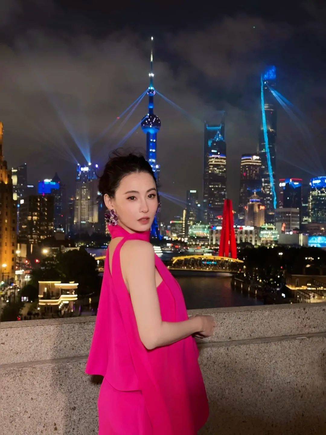 张柏芝身穿豹纹装<strong></p>
<p>虚拟币薅羊毛</strong>，时隔26年再现我养你名场面！烈焰红唇太抢镜