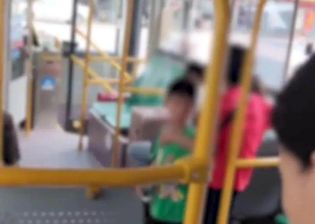 广东一老人带着小孩刷老年卡乘车<strong></p>
<p>虚拟币薅羊毛</strong>，被司机要求站着？公交公司道歉！