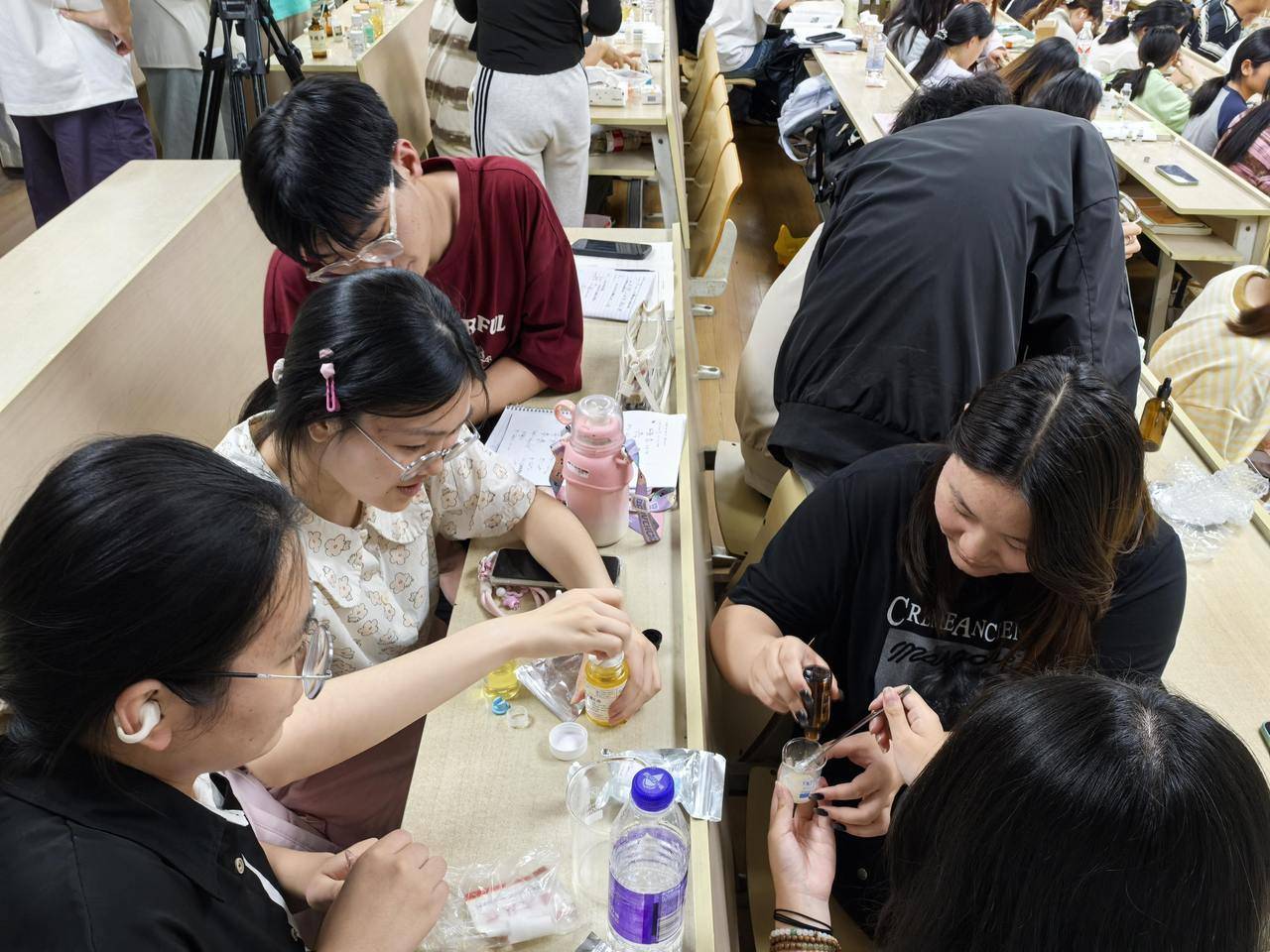 口红、面霜、爽肤水……浙江高校学生DIY纯天然化妆品<strong></p>
<p>虚拟币手机</strong>，这门课一开就是十年