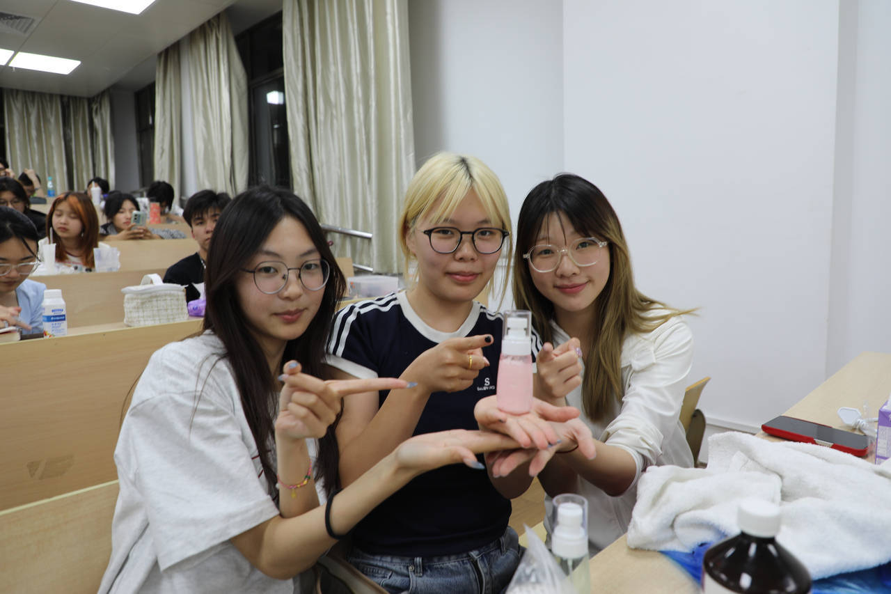 口红、面霜、爽肤水……浙江高校学生DIY纯天然化妆品<strong></p>
<p>虚拟币手机</strong>，这门课一开就是十年