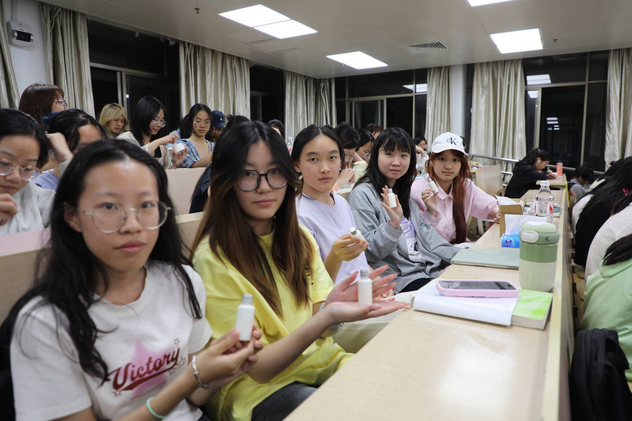 口红、面霜、爽肤水……浙江高校学生DIY纯天然化妆品<strong></p>
<p>虚拟币手机</strong>，这门课一开就是十年