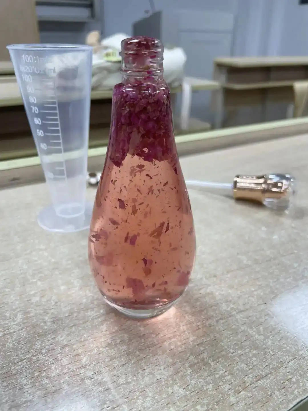 口红、面霜、爽肤水……浙江高校学生DIY纯天然化妆品<strong></p>
<p>虚拟币手机</strong>，这门课一开就是十年