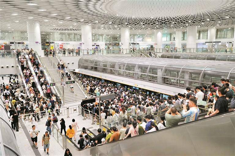 把交通枢纽做成“服务天花板” 深圳地铁网红枢纽获国家级认证