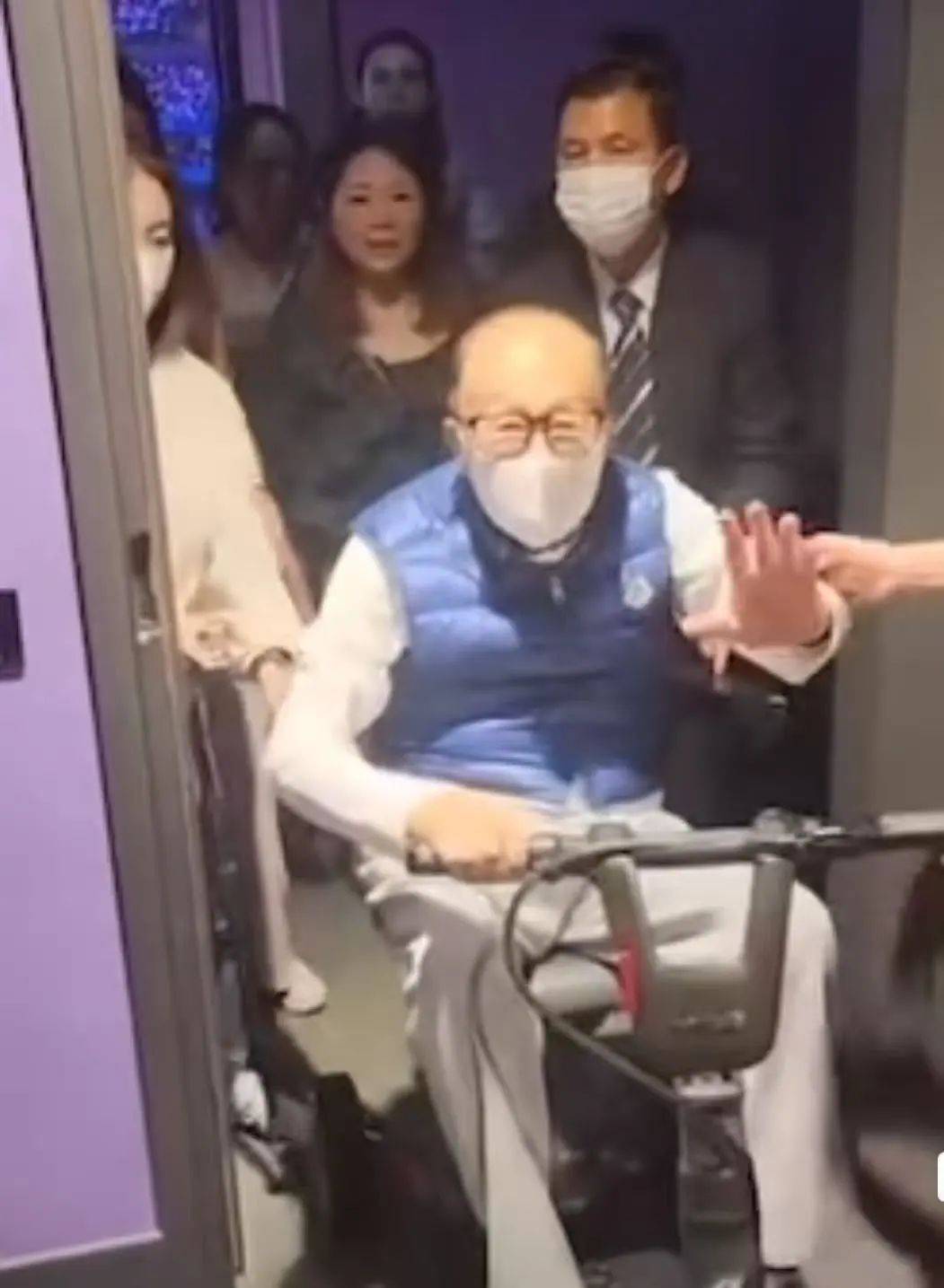 97岁李嘉诚和红颜知己周凯旋一同去看五月天演唱会<strong></p>
<p>虚拟币 价值</strong>，现场笑容不断，十分开怀，看起来精神十足