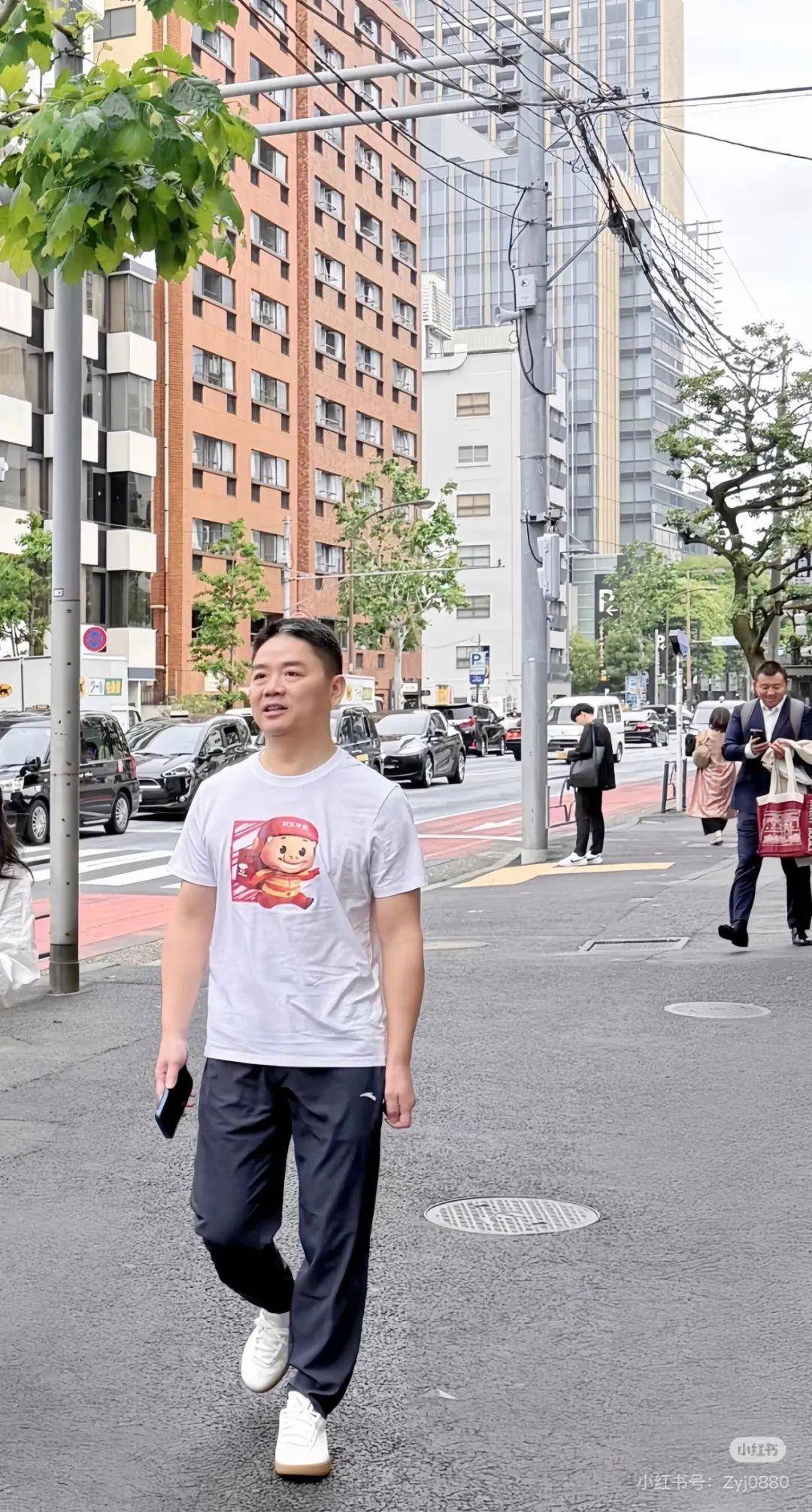 刘强东现身日本街头:穿猪猪侠T恤<strong></p>
<p>虚拟币 价值</strong>,背后还有京东外卖的二维码