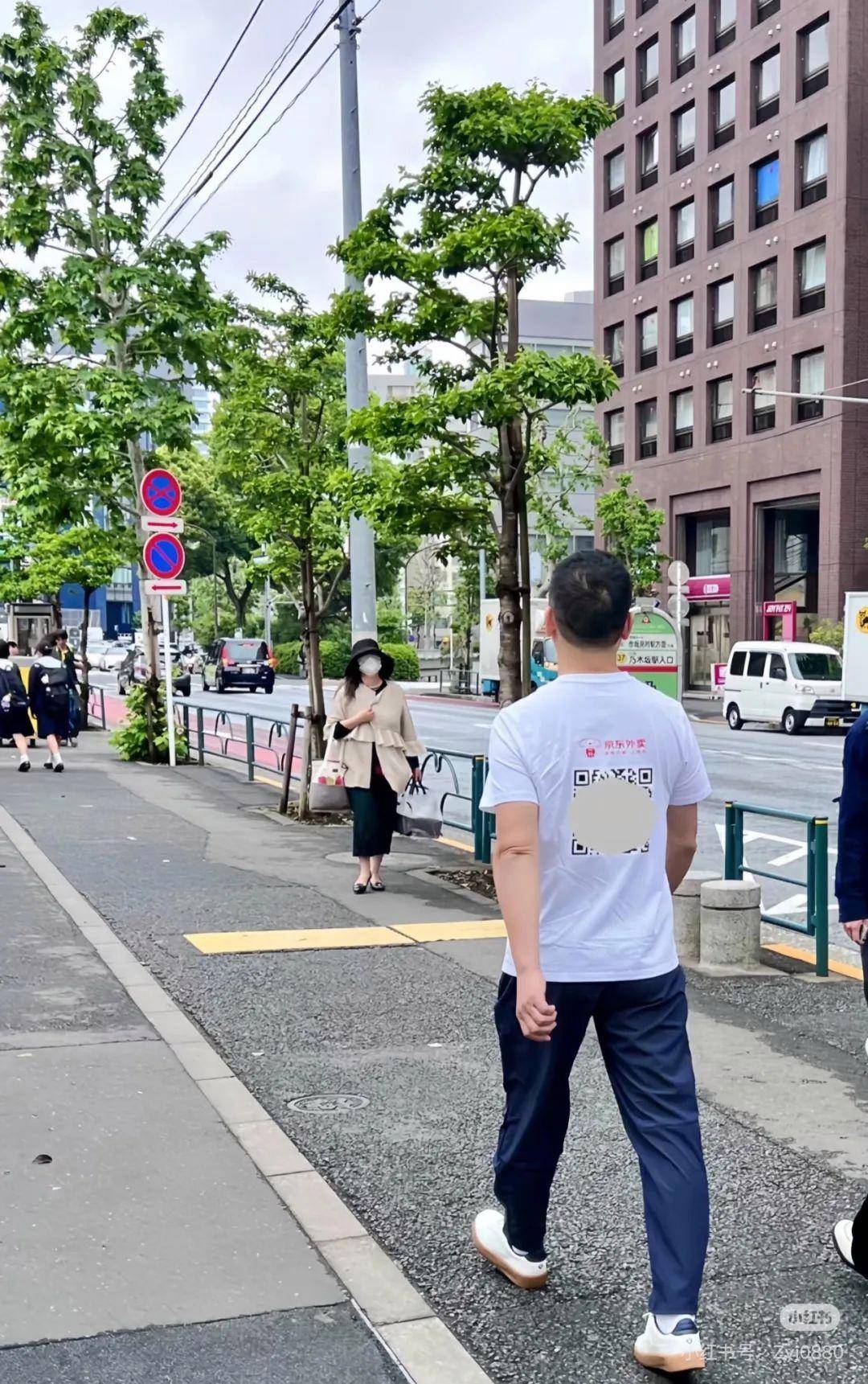 刘强东现身日本街头:穿猪猪侠T恤<strong></p>
<p>虚拟币 价值</strong>,背后还有京东外卖的二维码