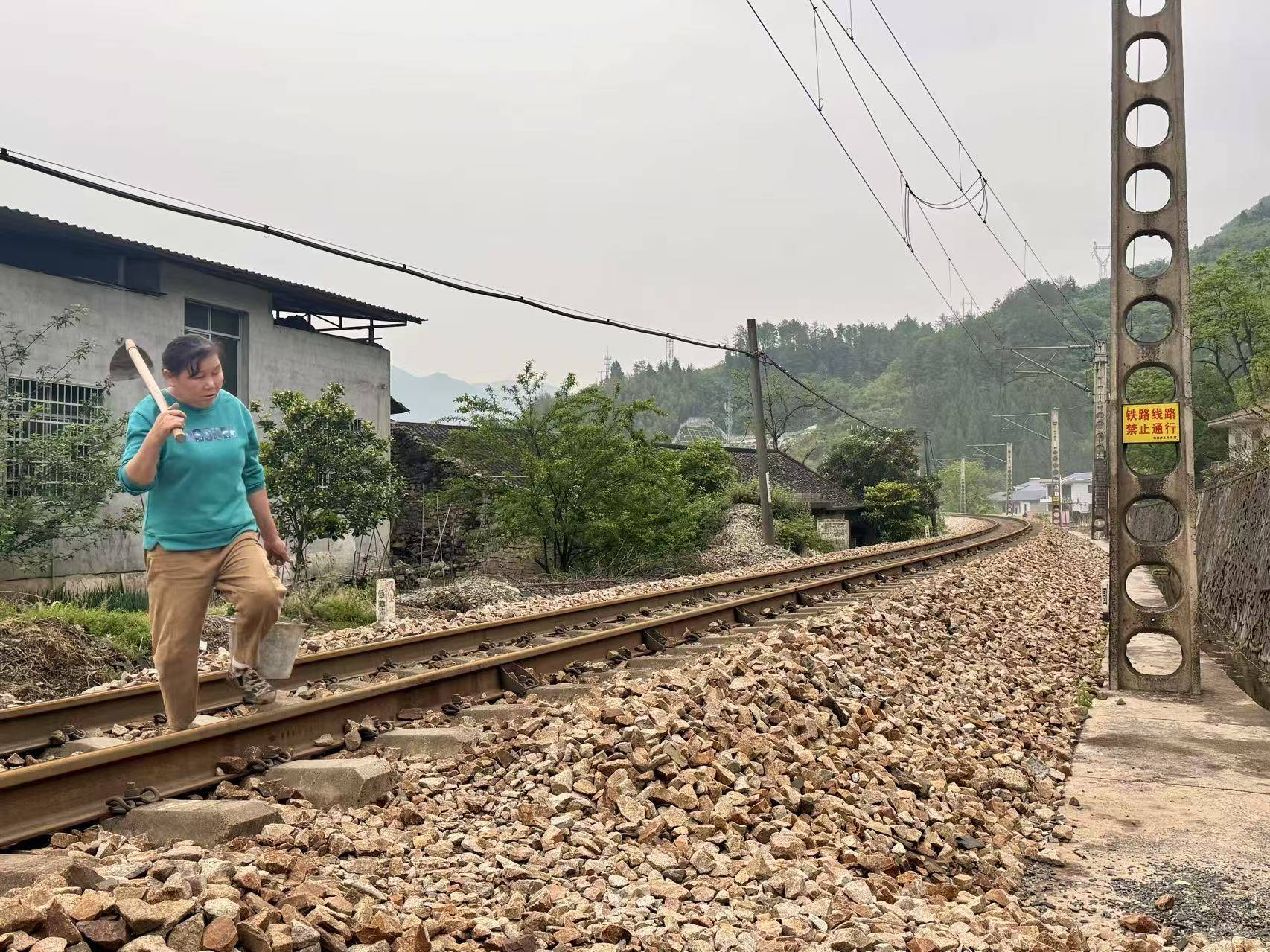 界面调查|铁路穿村而过:一个湘西村庄与17起火车撞人事故