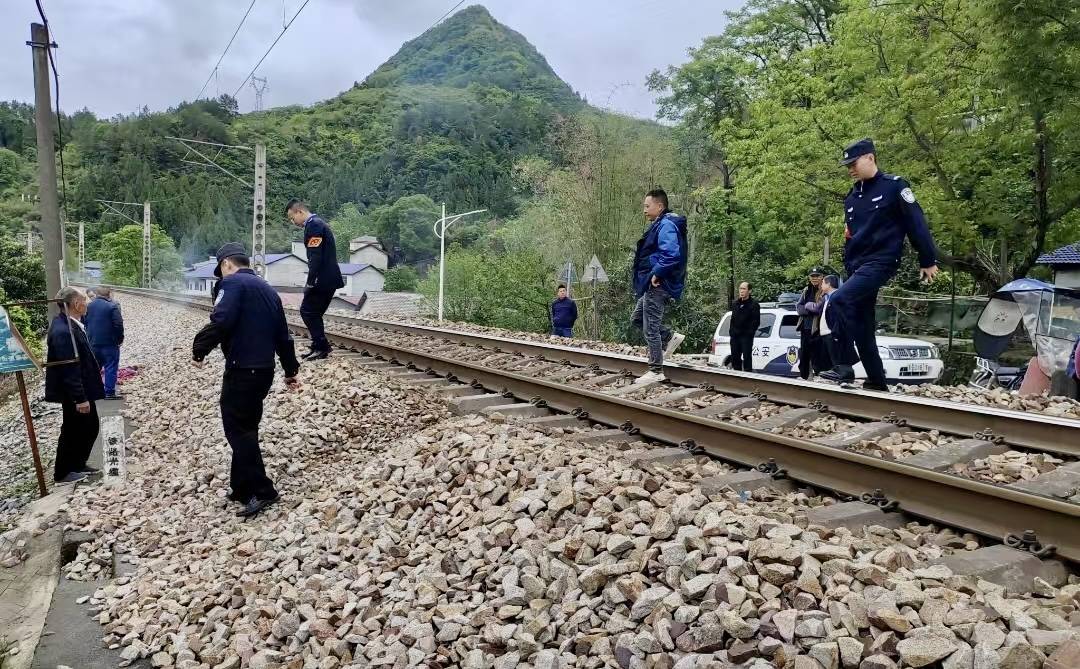 界面调查|铁路穿村而过:一个湘西村庄与17起火车撞人事故