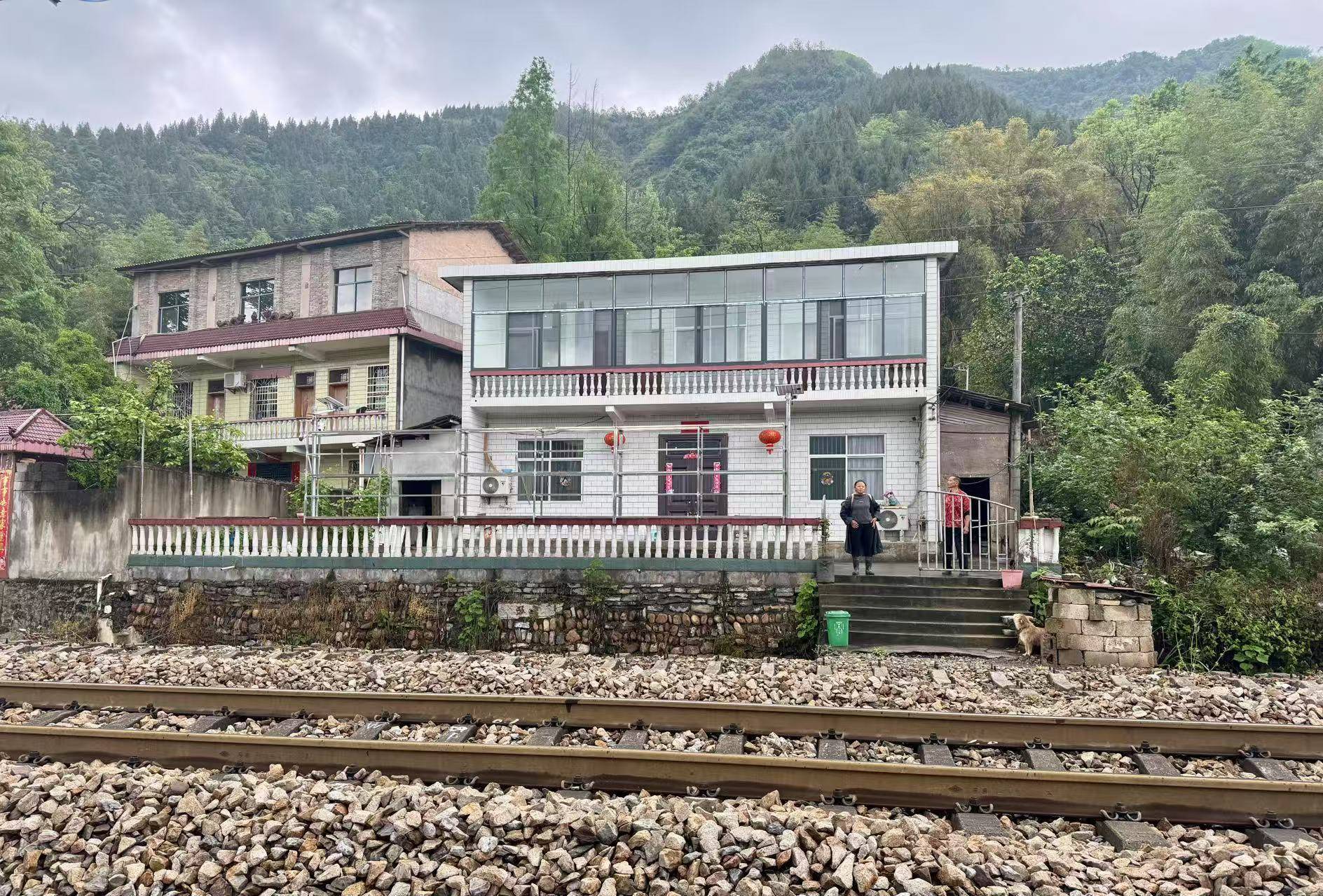 界面调查|铁路穿村而过:一个湘西村庄与17起火车撞人事故