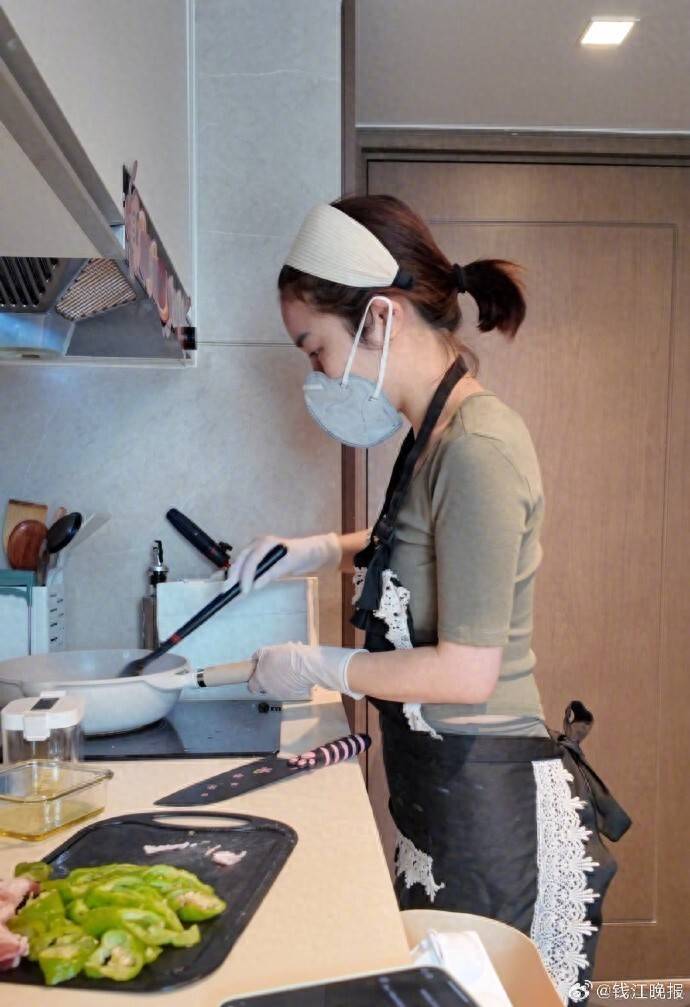 女子称穿瑜伽服上门做饭不是为流量:健身服是日常穿搭