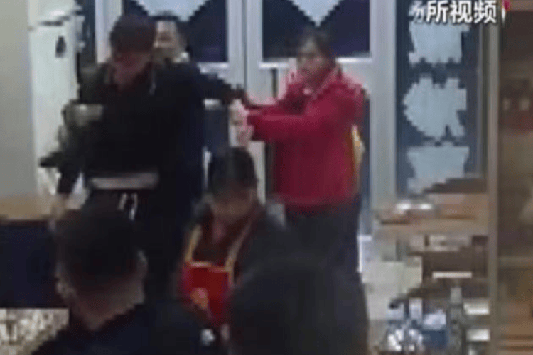 被打后还手是不是互殴<strong></p>
<p>虚拟币买卖平台</strong>？“小案”也适用正当防卫