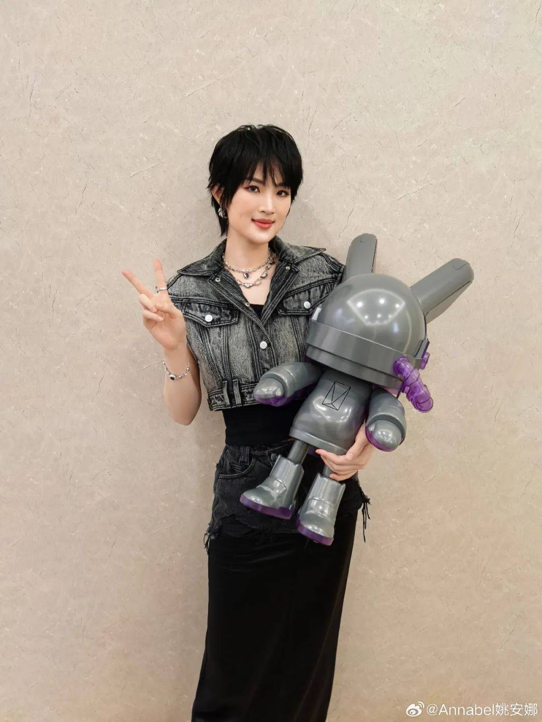 姚安娜被问到哈佛大学拒收国际生<strong></p>
<p>币安虚拟币交易</strong>，微笑回应“还好毕业了”，此前曾以满分成绩考入哈佛大学