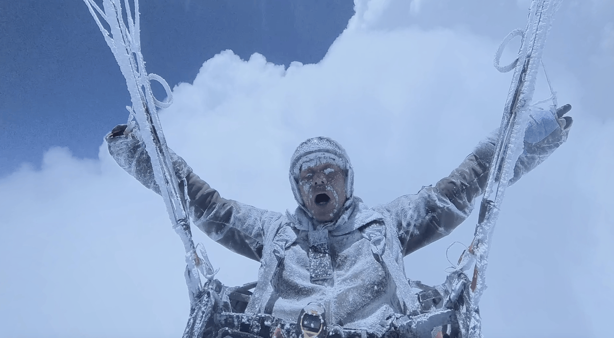 被云吸至8000米高空成“冰人”后奇迹生还 当事人讲述从遇险到脱险过程