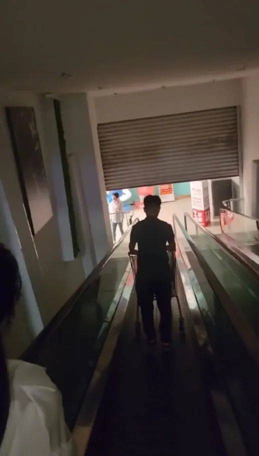 江苏苏州一大润发店员着急下班<strong></p>
<p>虚拟马币</strong>，强制关闭载客中电梯！经理致歉：已警告处罚