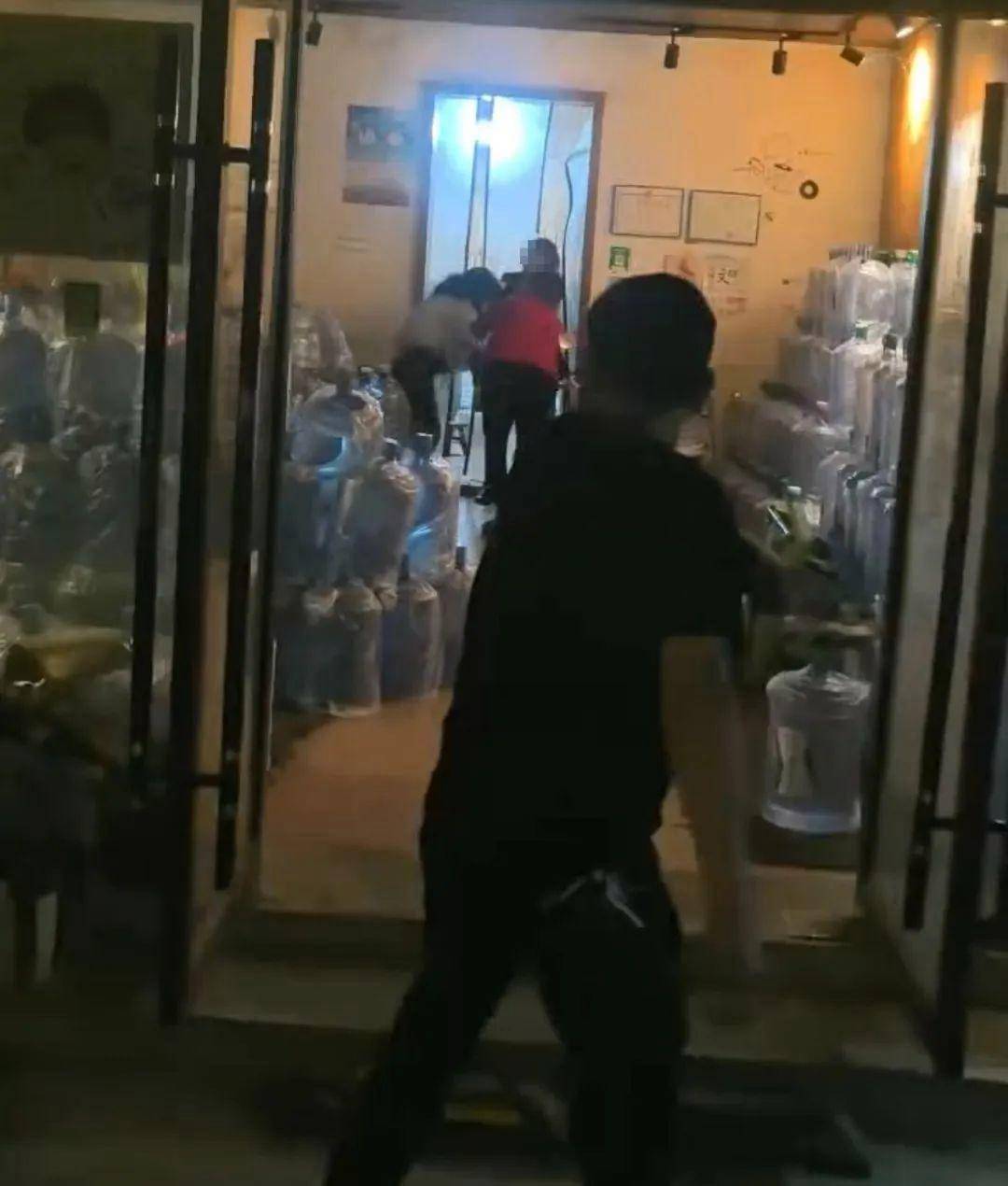 侄女与姑姑争祖父留下的门面<strong></p>
<p>虚拟马币</strong>，长沙租客“躺枪”：我被打了，店也被锁了！