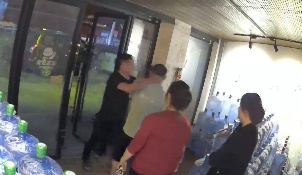 侄女与姑姑争祖父留下的门面<strong></p>
<p>虚拟马币</strong>，长沙租客“躺枪”：我被打了，店也被锁了！