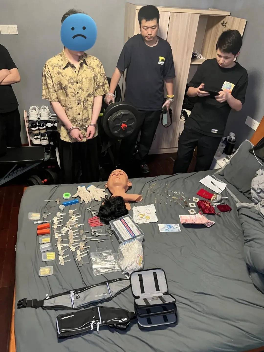 江苏一男子戴仿真“人皮”面具入室盗窃<strong></p>
<p>虚拟币</strong>,流窜多个小区作案,涉案金额达15万余元