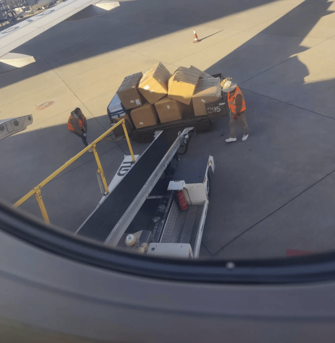 “坐飞机发现旁边放着冷链海鲜”<strong></p>
<p>虚拟币</strong>,航空公司兼职送货给出差人整破防了