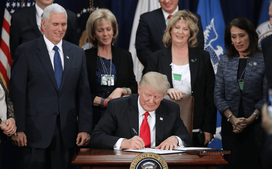 想不到美国也有今天？特朗普终于开始怕了<strong></p>
<p>区块链</strong>，3路人马抵京“求和”