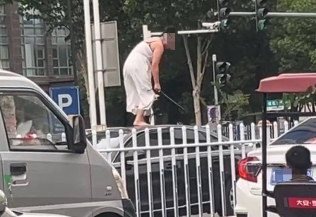 女子持械当街打砸多辆轿车<strong></p>
<p>区块链</strong>，被顶在挡风玻璃上前行，当地：女子当场被控制，警方介入调查