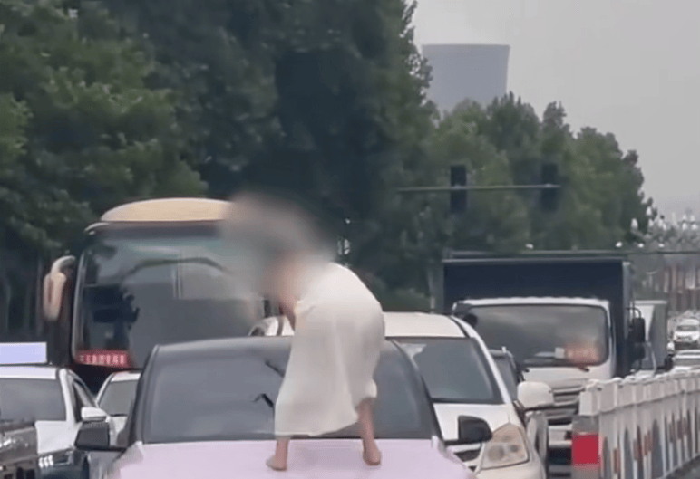 河南一女子路上持械打砸多辆车<strong></p>
<p>区块链</strong>，最新回应：已被警方控制