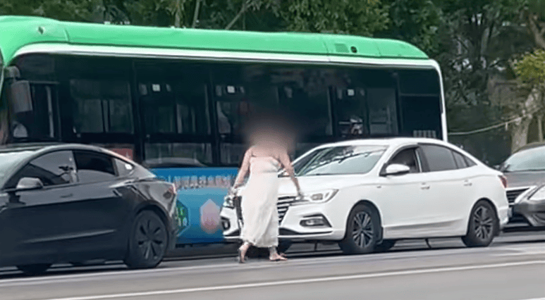 河南一女子路上持械打砸多辆车<strong></p>
<p>区块链</strong>，最新回应：已被警方控制