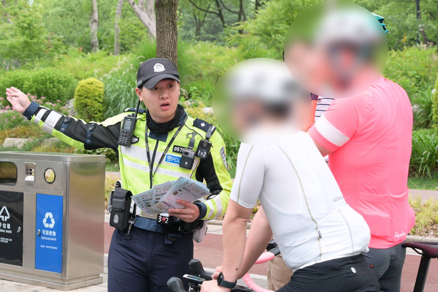 对“暴骑团”出手<strong></p>
<p>区块链</strong>！浦东交警严查违法骑行：公路不是竞技场