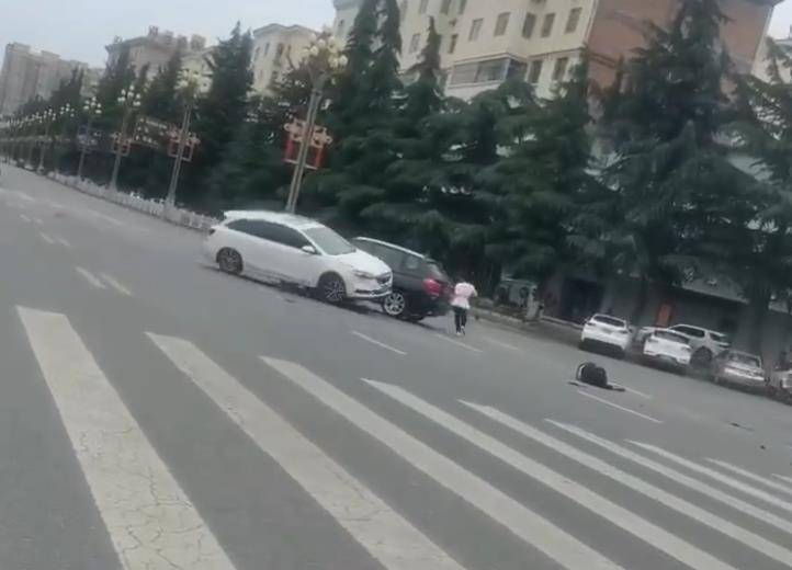 宝鸡一社区女书记当街开车追撵女子撞上电瓶车:两名女子被警方控制<strong></p>
<p>虚拟货币世界币</strong>,两名伤者在医院治疗