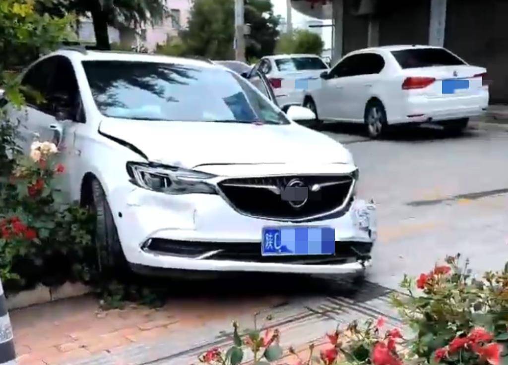 宝鸡一社区女书记当街开车追撵女子撞上电瓶车:两名女子被警方控制<strong></p>
<p>虚拟货币世界币</strong>,两名伤者在医院治疗