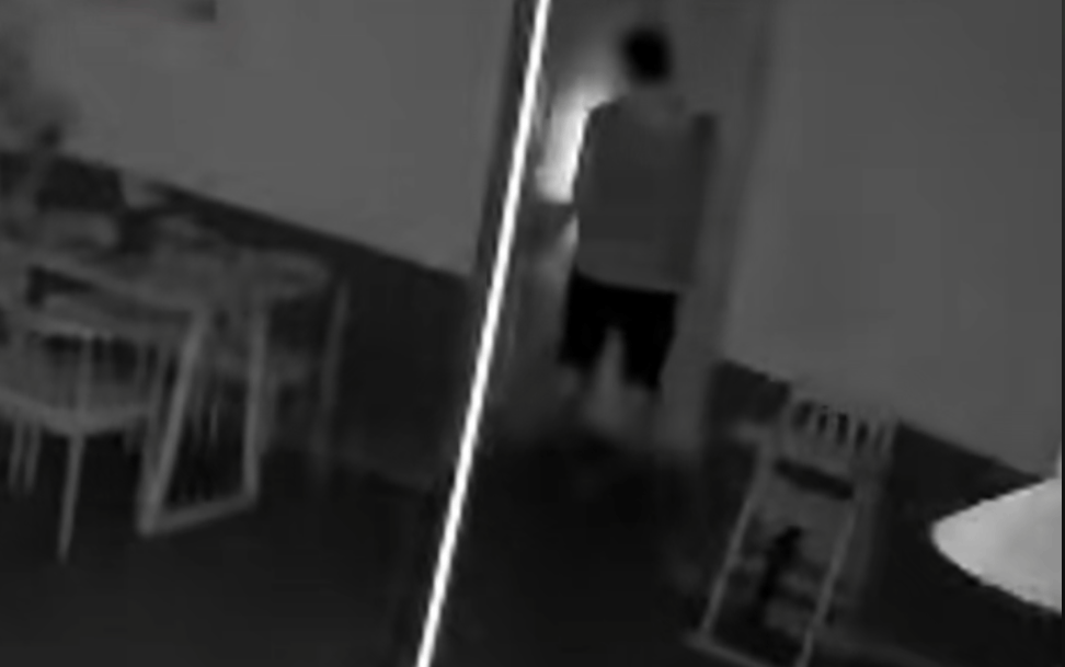 第一次见面就表白！被拒绝后男子凌晨3点狂敲女生房门<strong></p>
<p>虚拟货币世界币</strong>，随后拿出工具撬锁……