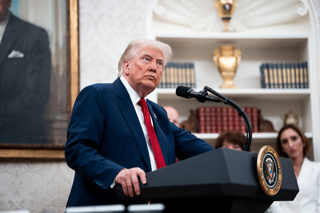 特朗普签署公告:禁止12国旅客入境美国