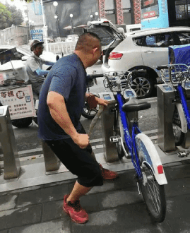 女游客疑被蛇咬伤身亡后<strong></p>
<p>虚拟币 赚</strong>，博主“啊宝”讲毒蛇1天涨粉190万