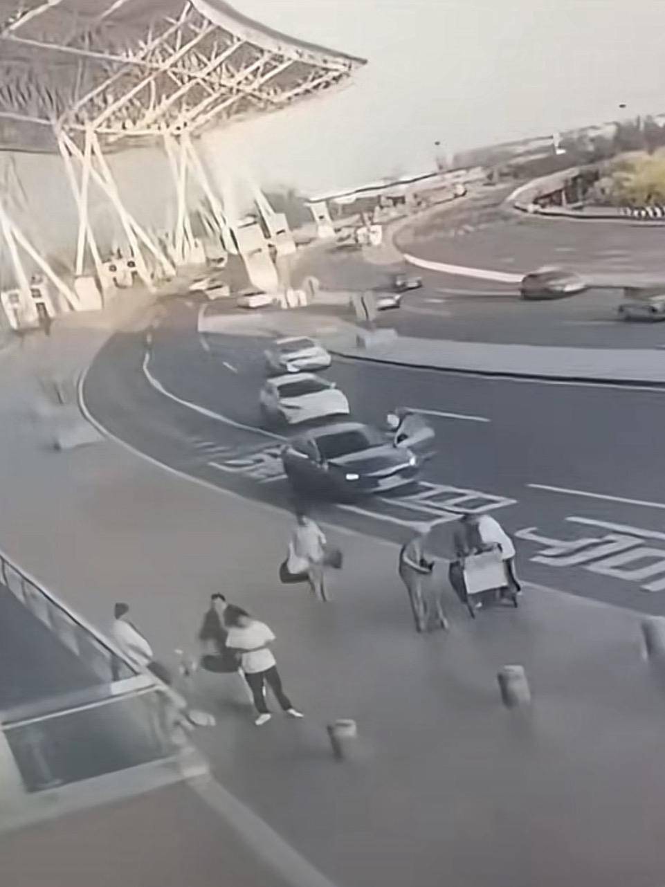 天津滨海机场一司机开门下车被相邻车道来车撞倒<strong></p>
<p>虚拟币抽奖</strong>，车门脱落 交警正调查，律师分析