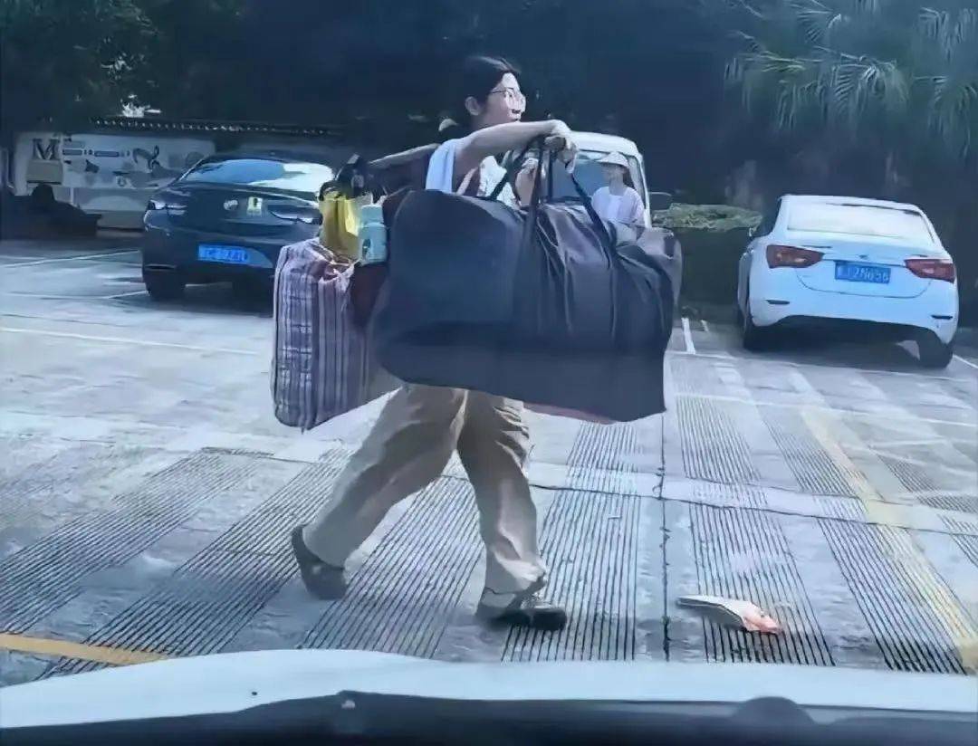 扁担女孩高考成绩出炉<strong></p>
<p>2015虚拟币</strong>，班主任：班级高考成绩好于预期