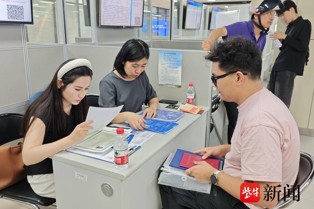 25岁小伙带一沓证书应聘!南京高校毕业生招聘会火爆<strong></p>
<p>2015虚拟币</strong>,HR:这样的简历很加分