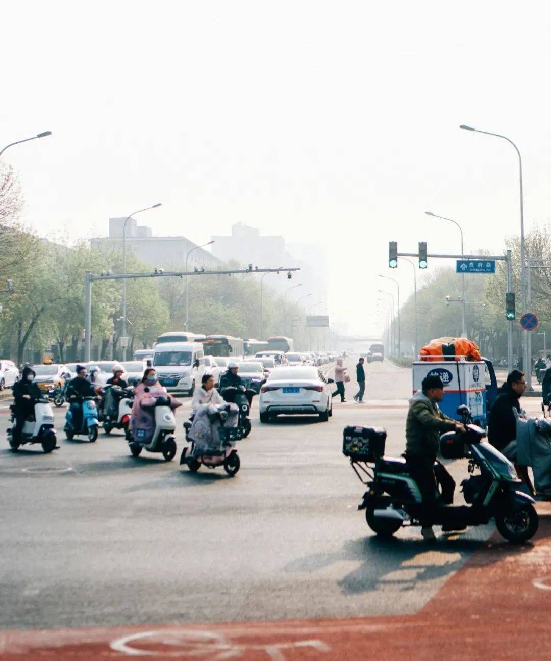 再有钱的北京白领<strong></p>
<p>2015虚拟币</strong>，也得穿“电驴套装”