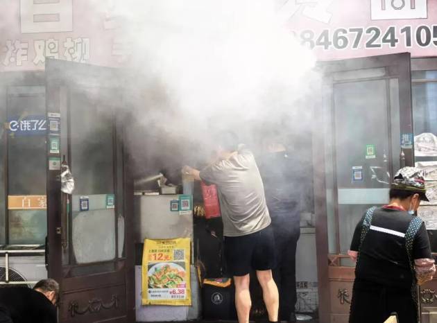 餐饮店突发火情<strong></p>
<p>2015虚拟币</strong>,民警果断破开门冲进火场