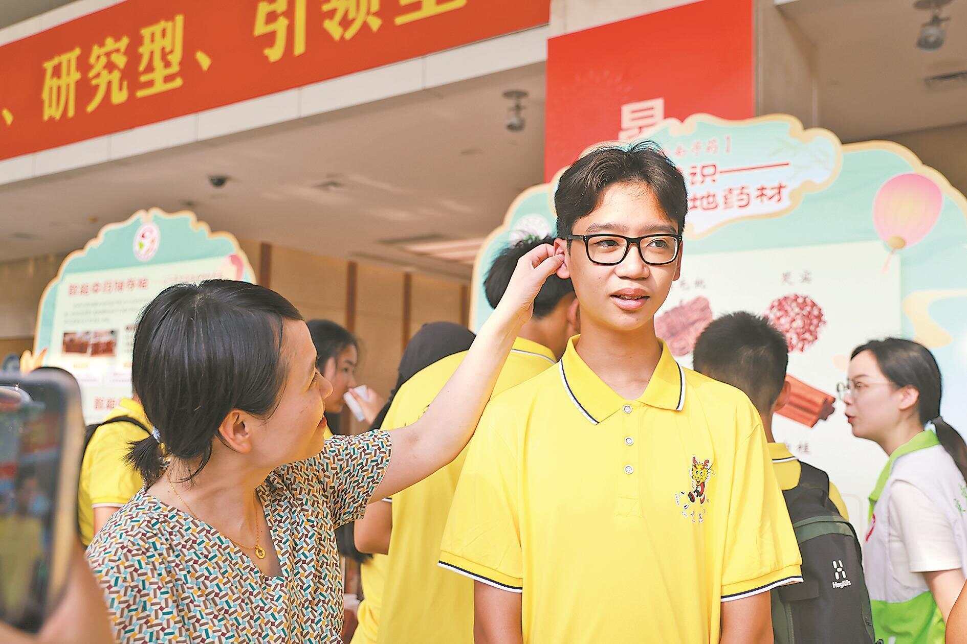 6年后<strong></p>
<p>虚拟币LOL</strong>，14岁印尼男孩一眼认出当年为他治病的中医