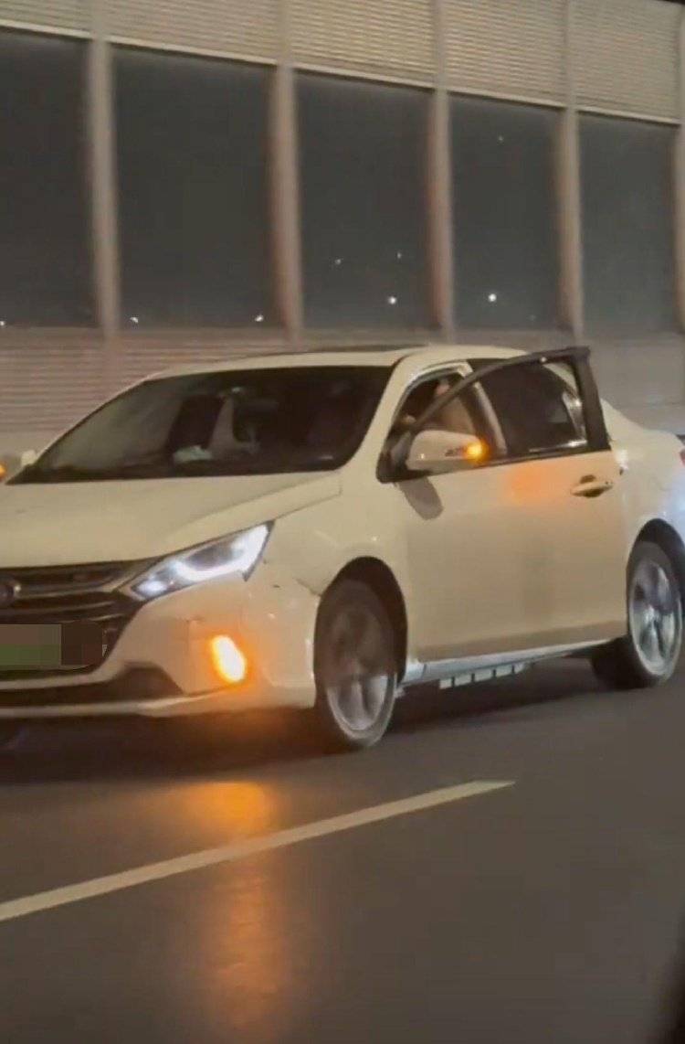 杭州一轿车在高架上开着车门行驶<strong></p>
<p>虚拟币币安全</strong>，后排女子疑和男司机打架，交警回应