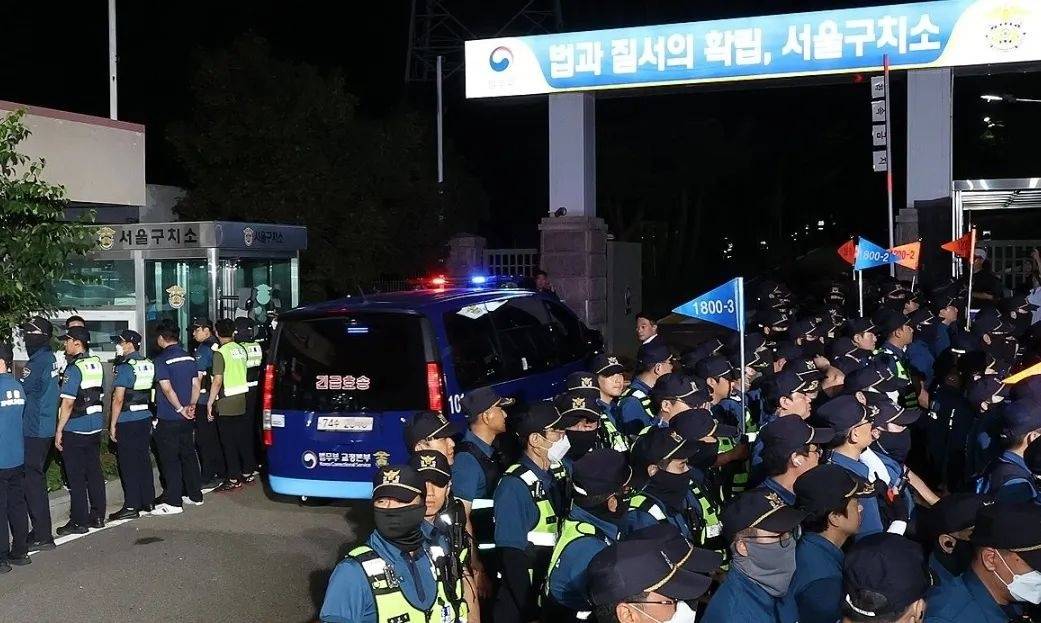 尹锡悦被拘首日菜单曝光<strong></p>
<p>币盛虚拟币</strong>，有蒸土豆辣白菜，牢房内部条件：没床没空调，只能打地铺