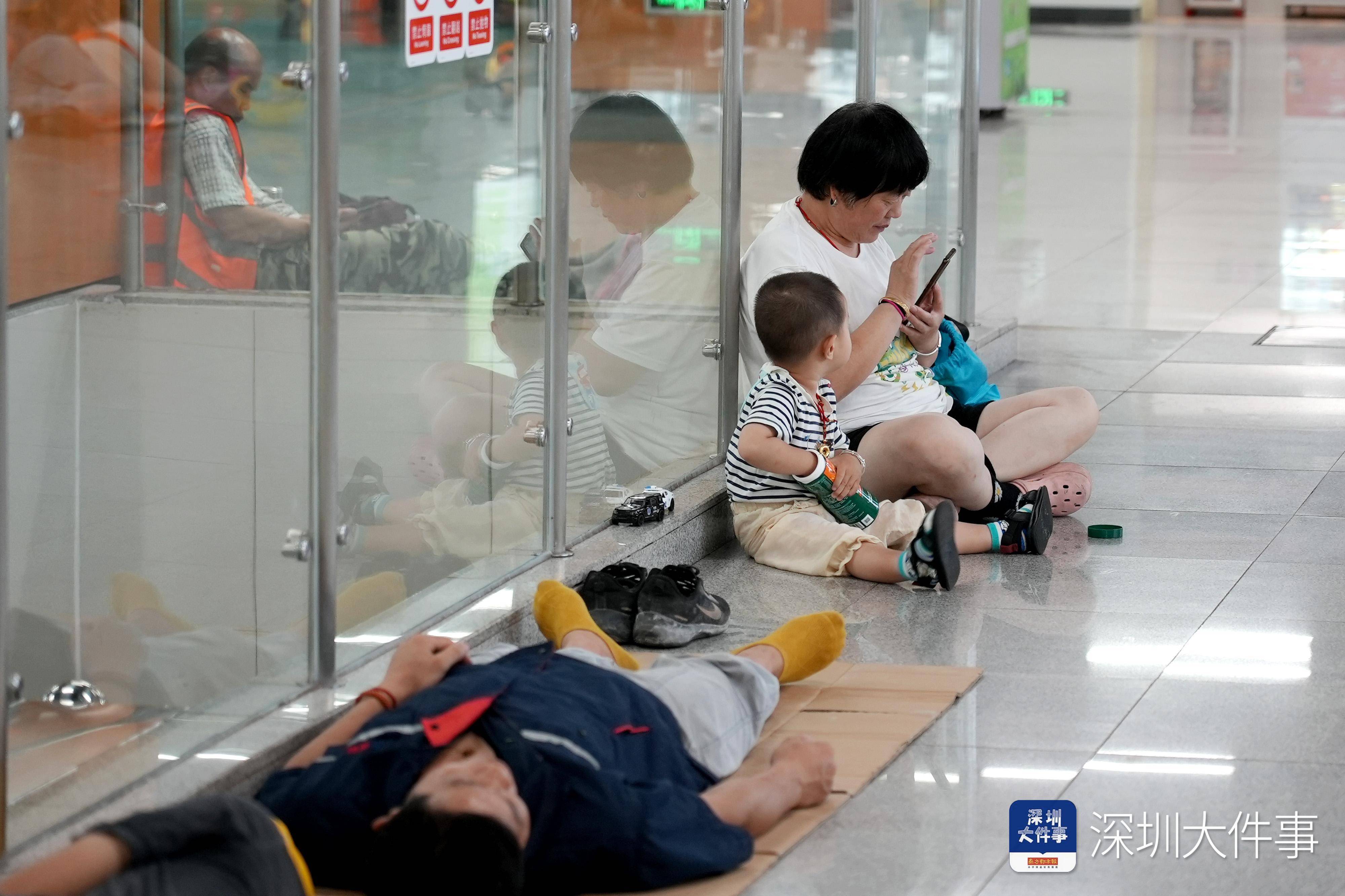 纳凉区有座椅、读书角<strong></p>
<p>虚拟币管理</strong>，深圳地铁站成市民“清凉驿站”