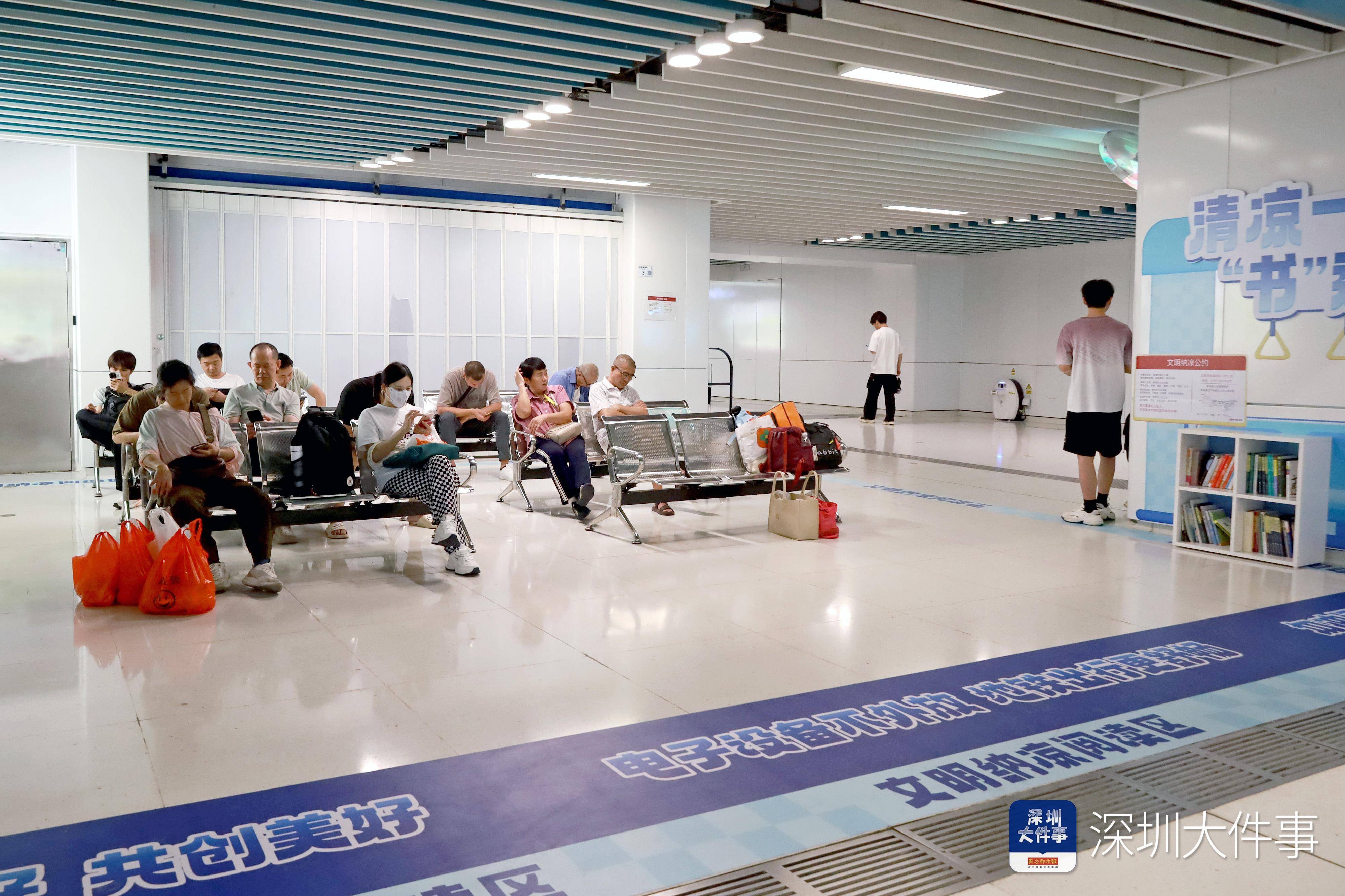 纳凉区有座椅、读书角<strong></p>
<p>虚拟币管理</strong>，深圳地铁站成市民“清凉驿站”