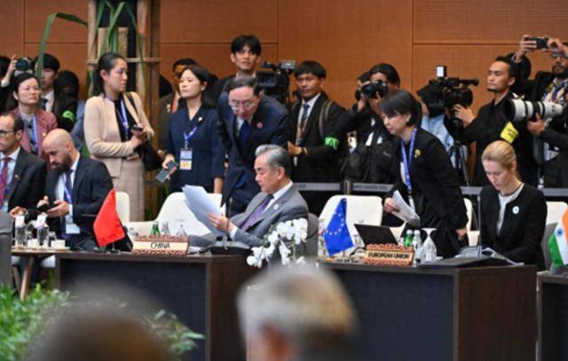 面对菲海警的驱逐<strong></p>
<p>虚拟币源码</strong>，中国侦察船不语，舰载机起飞，直接4个字定性