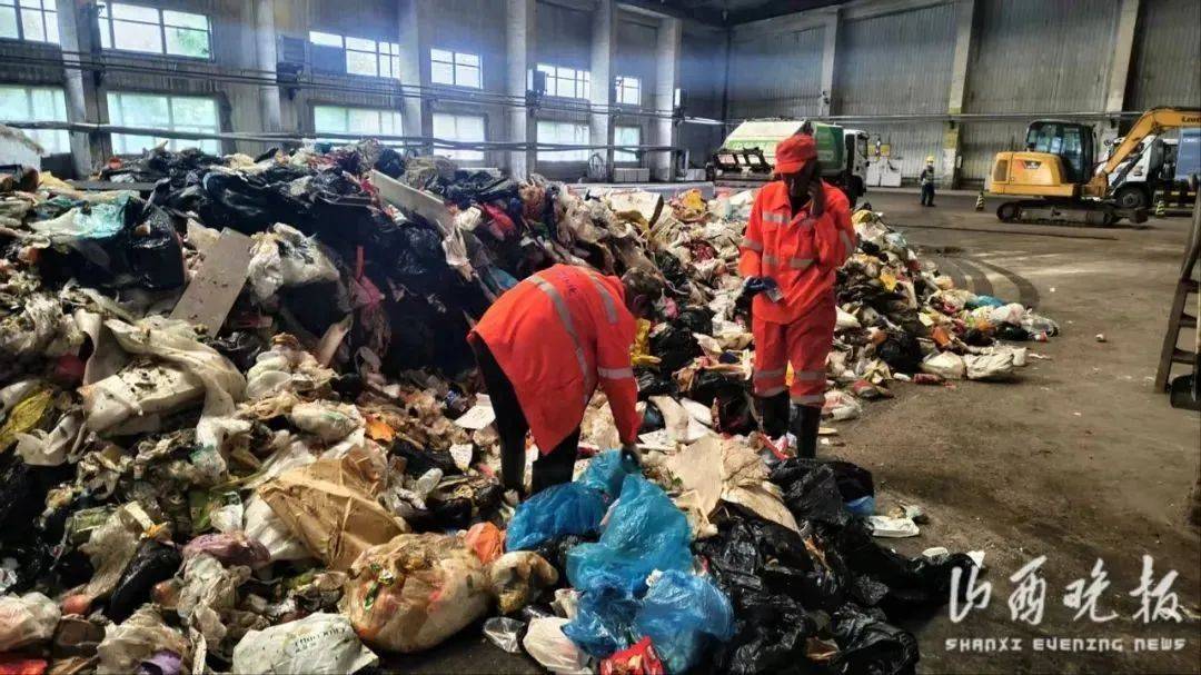 暖新闻被批“冷血”<strong></p>
<p>虚拟币源码</strong>，环卫工翻8吨垃圾找儿童手表值不值？