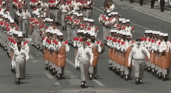 法国阅兵现场<strong></p>
<p>虚拟币源码</strong>,马克龙与第一夫人边看边讨论,其中一方阵人均大胡子,扛着斧头走过