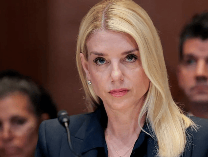 继马斯克后<strong></p>
<p>虚拟币挖币机</strong>，美众议长也罕见唱反调！一桩6年前的旧案，为何让特朗普阵营陷入危机？